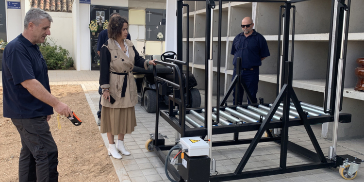 El Ayuntamiento de Tomelloso adquiere un descensor de féretros para el Cementerio Municipal