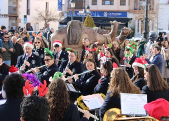 Papá Noel y los villancicos de Santa Cecilia vuelven a llenar la Plaza de España en la antesala de la Nochebuena