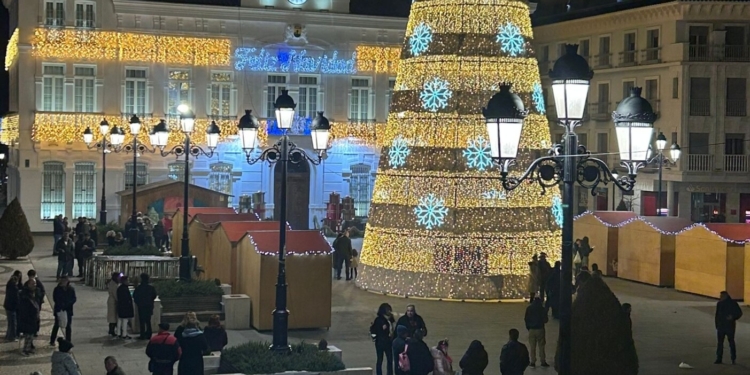 Así se han vivido las 12 campanadas con las que ha comenzado el año 2026 en la Plaza de España de Tomelloso