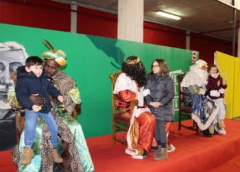 Los Reyes Magos ya están en Tomelloso: saludan a los niños y recogen sus cartas en el Pabellón Municipal antes de la Cabalgata