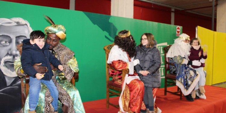 Los Reyes Magos ya están en Tomelloso: saludan a los niños y recogen sus cartas en el Pabellón Municipal antes de la Cabalgata