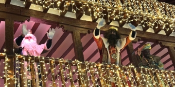 Los Reyes Magos reparten ilusión por las calles de Tomelloso en una mágica Cabalgata llena de público a pesar de las temperaturas gélidas