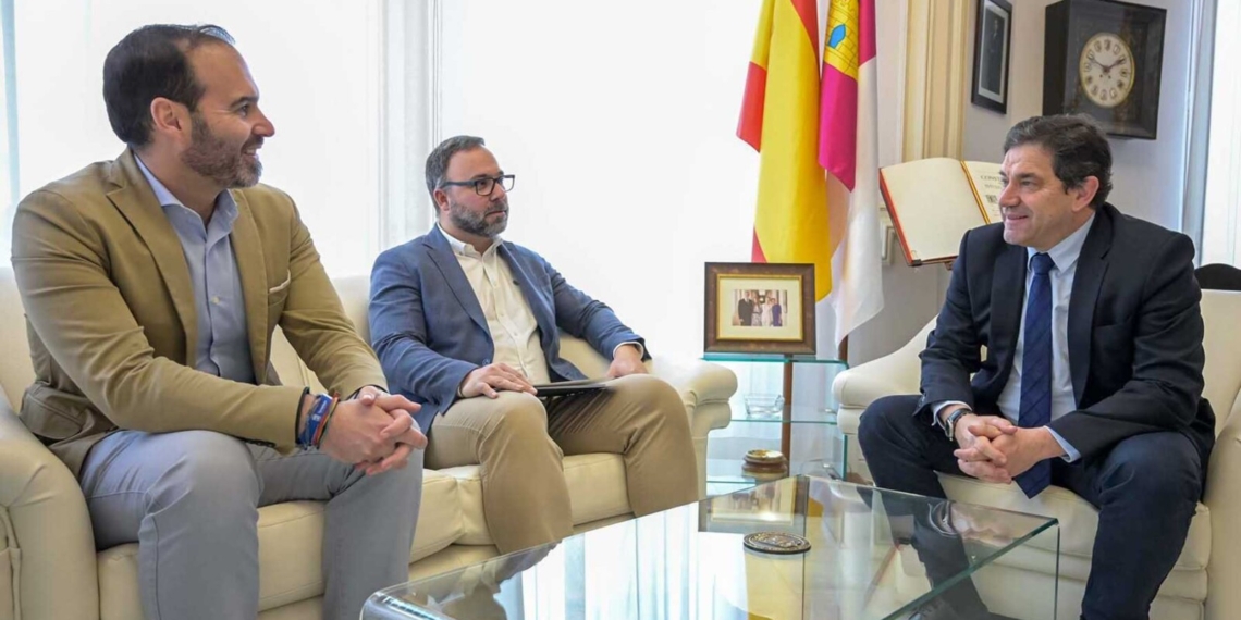 Javier Navarro agradece al presidente de la Diputación su compromiso con la conexión ferroviaria y la rehabilitación del Camino del Cirujano