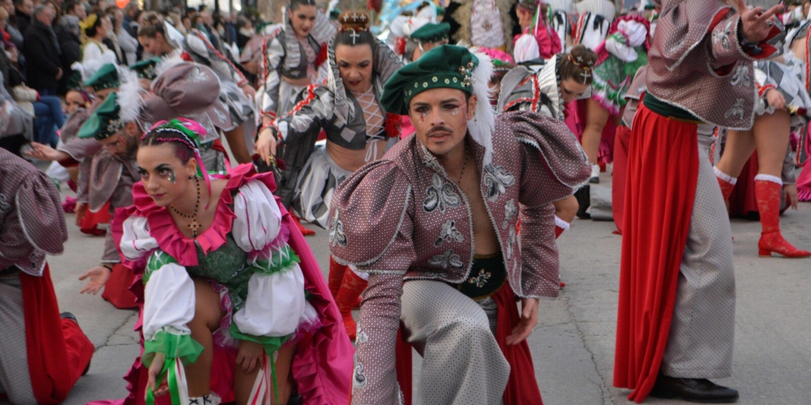 «Los Primos», «Lidia Gorrachategui», «Los Amigos», «Harúspices» y «Los Canuthi» brillan en el Desfile de Peñas Locales del Carnaval de Tomelloso 2026