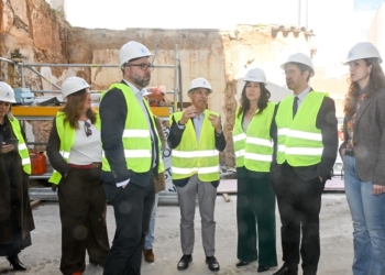 El alcalde de Tomelloso visita las obras del innovador hotel inteligente, sostenible y reubicable concebido por grupo ANRO