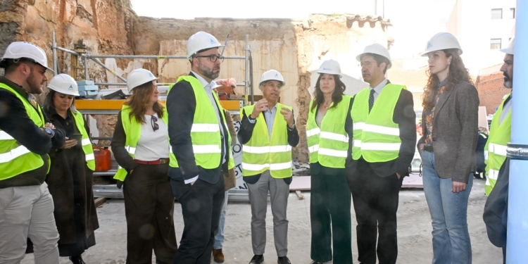 El alcalde de Tomelloso visita las obras del innovador hotel inteligente, sostenible y reubicable concebido por grupo ANRO