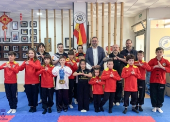 Javier Navarro visita la Escuela Wu-Lang Tomelloso y felicita al maestro Claudiu Mihaila y sus alumnos por sus múltiples éxitos