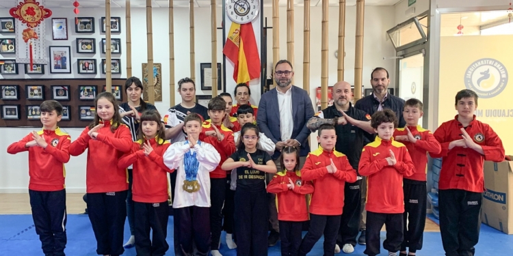 Javier Navarro visita la Escuela Wu-Lang Tomelloso y felicita al maestro Claudiu Mihaila y sus alumnos por sus múltiples éxitos