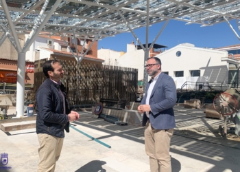 Javier Navarro visita las obras de la nueva pérgola fotovoltaica instalada en el exterior del Mercado de Abastos de Tomelloso