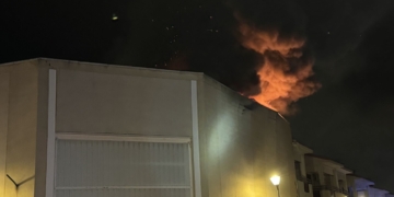Aparatoso incendio en una nave de la conocida empresa Frutos López Galindo de la calle Guarnicioneros de Tomelloso