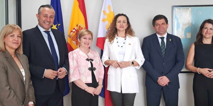 Una delegación de la Diputación de Ciudad Real exhibe en la embajada de España en Filipinas el potencial de FENAVIN y de los vinos de la provincia