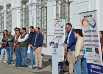 Tomelloso conmemora el Día Mundial del Autismo con la lectura de un manifiesto en la Plaza de España