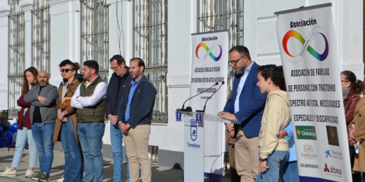 Tomelloso conmemora el Día Mundial del Autismo con la lectura de un manifiesto en la Plaza de España