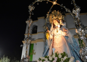 La procesión de las antorchas ilumina Pinilla en una noche de devoción a la Virgen de las Viñas en la Romería 2026