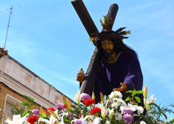 La procesión del «Camino del Calvario» reúne a seis hermandades y numerosos devotos en una espléndida mañana de Viernes Santo en Tomelloso