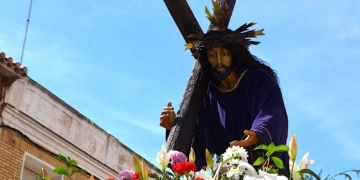La procesión del «Camino del Calvario» reúne a seis hermandades y numerosos devotos en una espléndida mañana de Viernes Santo en Tomelloso