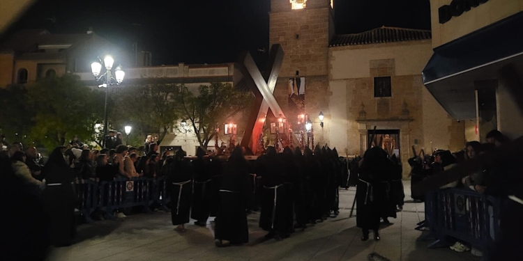 El arrastre de las cadenas vuelve a sobrecoger la madrugada de Tomelloso con la «Procesión del Silencio»
