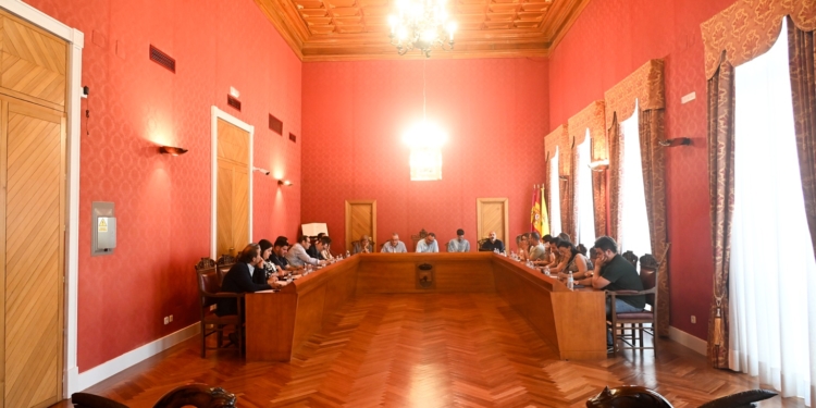El pleno de Tomelloso evidencia sus diferencias sobre inmigración y rechaza la moción de VOX sobre “prioridad nacional”