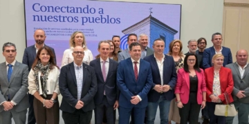 Miguel Ángel Valverde impulsa un proyecto pionero en España de conectividad satelital para garantizar el derecho a la comunicación digital en toda la provincia