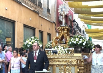 Tomelloso celebra un multitudinario Corpus Christi marcado por el regreso de las alfombras de sal