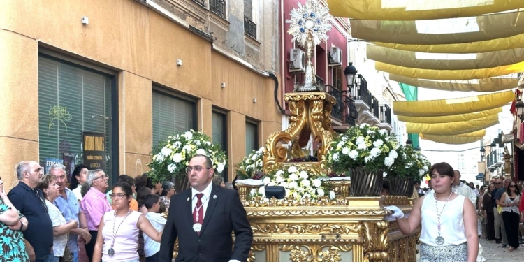 Tomelloso celebra un multitudinario Corpus Christi marcado por el regreso de las alfombras de sal