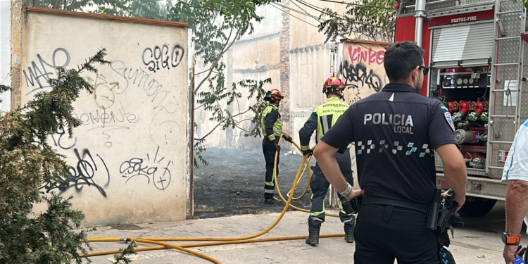 Susto por un incendio declarado en un solar situado en la calle Don Víctor Peñasco de Tomelloso
