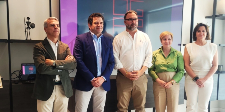 Miguel Ángel Valverde apuesta por la construcción industrializada del Hotel Ogar como respuesta al problema de la vivienda y anuncia una inversión de 750.000 euros para Tomelloso