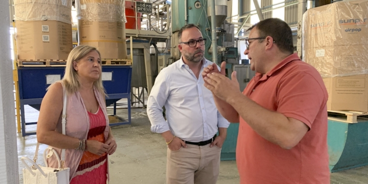 Javier Navarro visita Aispor.es empresa tomellosera dedicada a la fabricación de poliestireno expandido