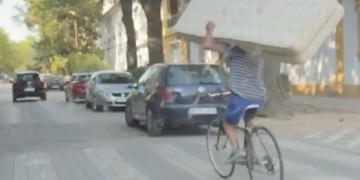 La imagen del día en Tomelloso: un ciclista sorprende transportando dos colchones bajo el brazo mientras pedalea por el Paseo San Isidro