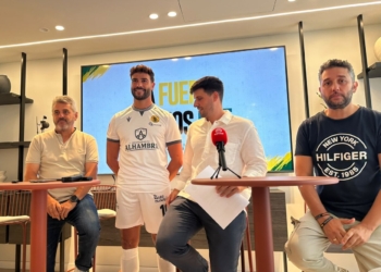 El Atlético Tomelloso recupera el blanco en su equipación para mirar al futuro sin olvidar su historia