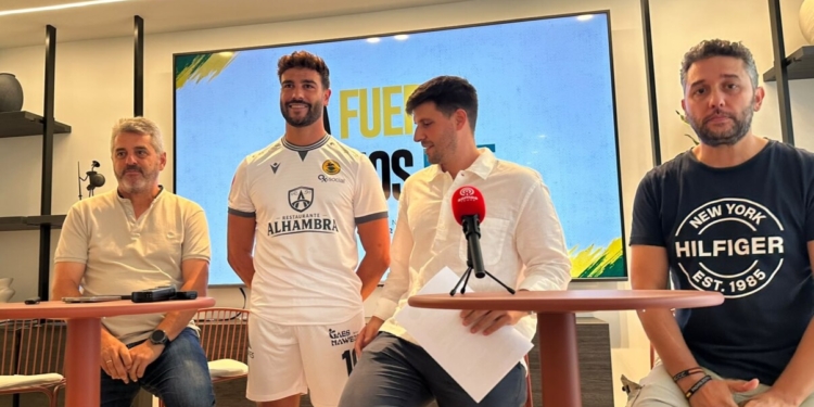 El Atlético Tomelloso recupera el blanco en su equipación para mirar al futuro sin olvidar su historia