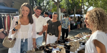 El Paseo de las Moreras de Tomelloso acoge una nueva edición del Mercadillo Final de Temporada con cerca de 50 comercios.