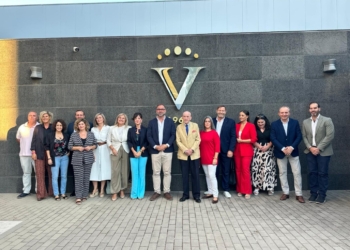 Avanza la campaña de la vendimia en la Cooperativa Virgen de las Viñas, que recibe la visita del alcalde de Tomelloso, Javier Navarro