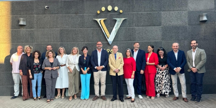 Avanza la campaña de la vendimia en la Cooperativa Virgen de las Viñas, que recibe la visita del alcalde de Tomelloso, Javier Navarro