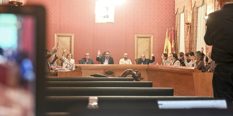 El pleno municipal de Tomelloso aprueba bajadas de tasas para nadadores federados y terrazas de hostelería