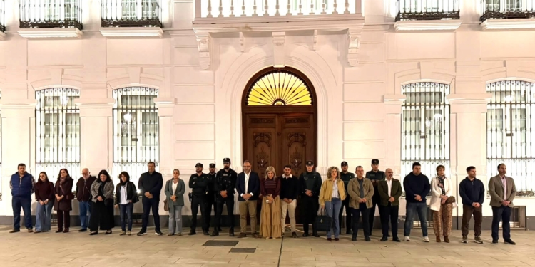 Tomelloso guarda un minuto de silencio en la Plaza de España en memoria de las víctimas del accidente ferroviario de Urda